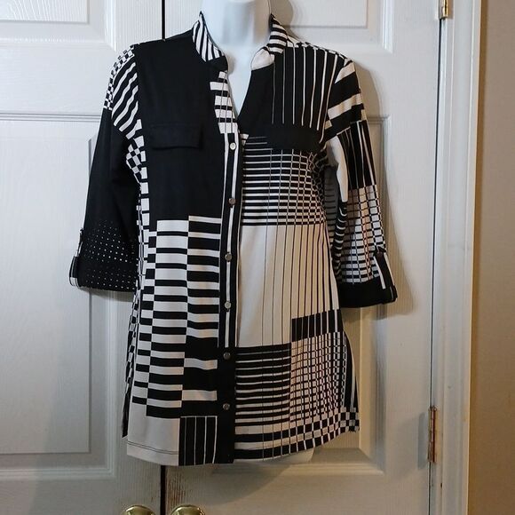 New Directions black white print button down business casual blouse  Sz SP - Picture 1 of 5